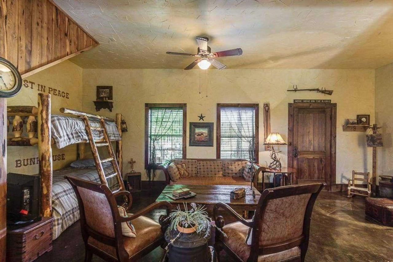 Last Outpost Bandera Ranch House 外观 照片